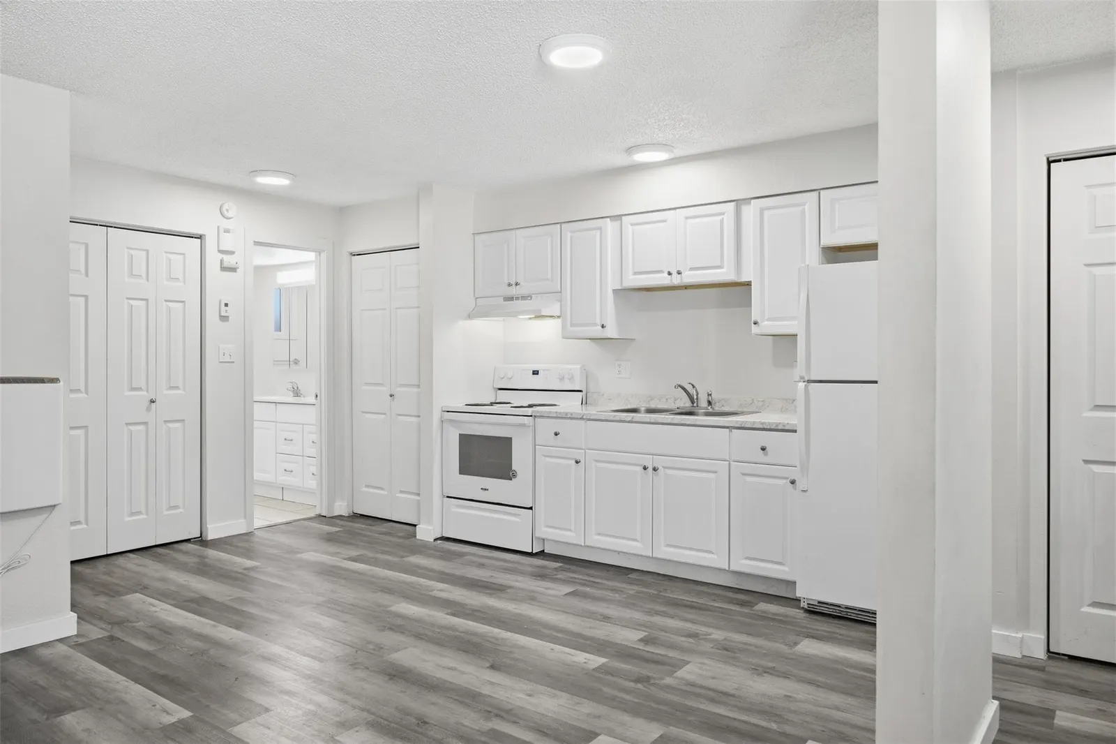 130 W Kent Avenue — photo 10