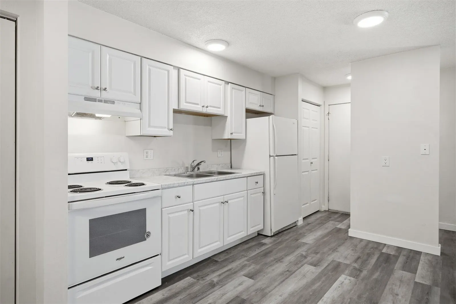 130 W Kent Avenue — photo 11