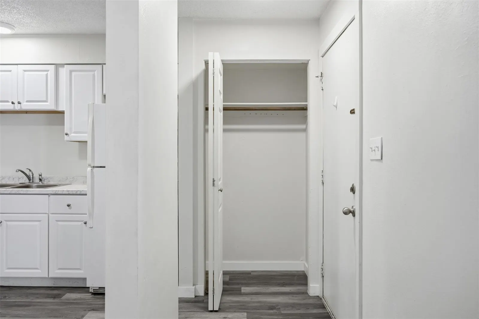 130 W Kent Avenue — photo 14